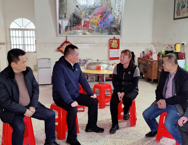 图片:1-1 黄香武慰问红湖农场省劳模罗海燕(右二)