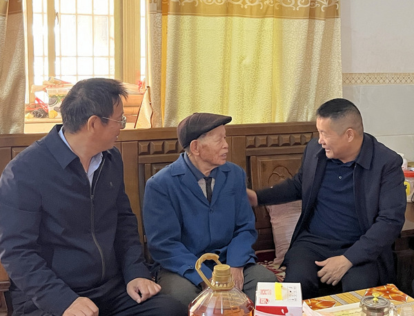 图片:1-4 欧阳帅慰问五一农场省劳模卢锡