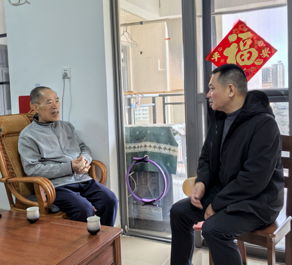 图片:1-1 黄香武慰问湛江农垦局老领导黄承敬(左)