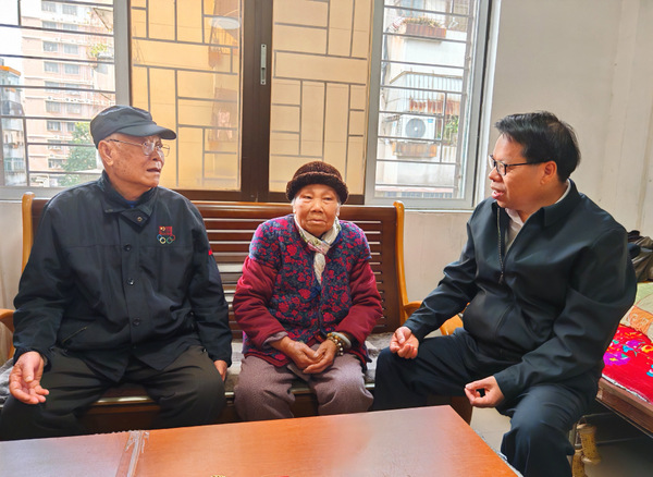图片:1-2 吴卓平慰问火炬农场老党员蔡和