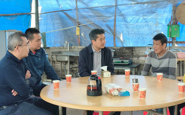 图片:1-困难职工董海文(右一)