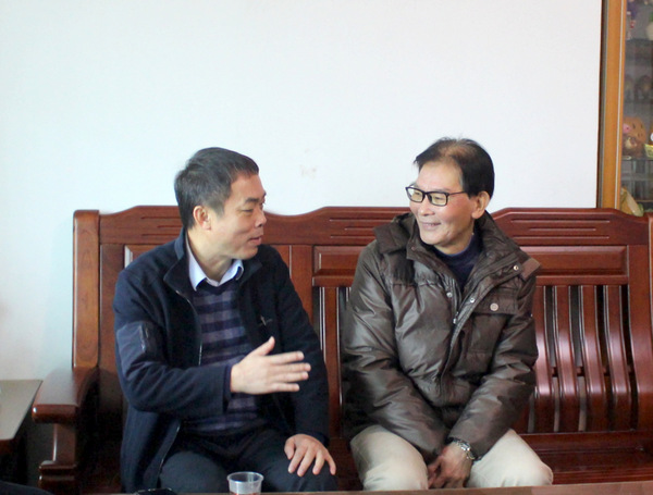 图片:1-4 谢珠武慰问建设集团老党员杨亚专(右)