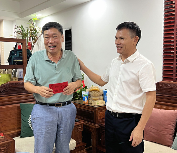 图片:1-2 慰问军转干部宫玉林(左)