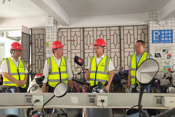 图片:4 陈悦、吴卓平在实业公司开展安全生产检查