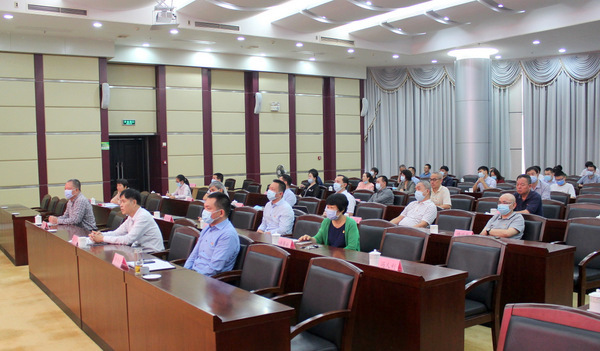 图片:干部职工认真聆听习近平总书记重要讲话