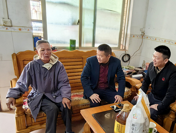 图片:1-5 欧阳帅慰问剑麻集团一线职工冯光仪(左一)