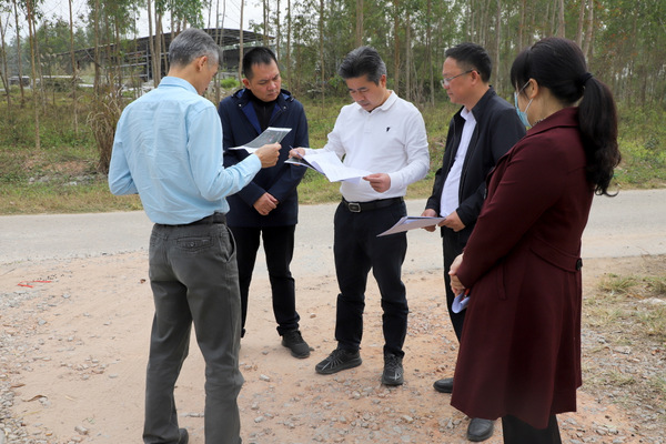 图片:1-3 在东升农场督导调研