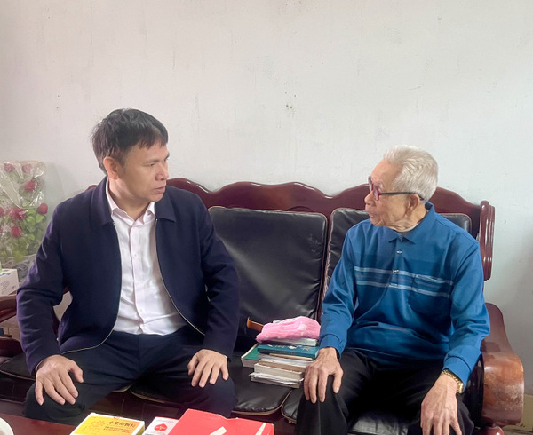 图片:1-2 陈悦慰问碧丽华公司老党员吴卫东(右)