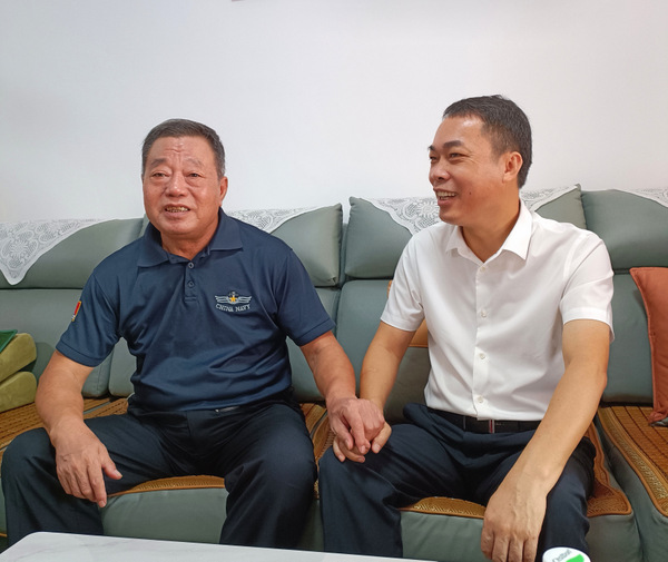 图片:1-4 慰问军转干部张利福(左)