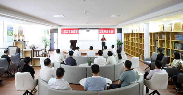 图片:1-职工读书分享会现场