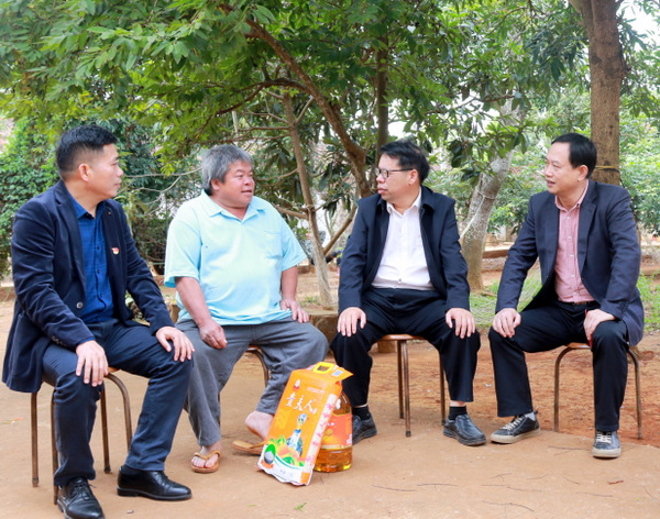 图片:1-3 吴卓平慰问红星农场困难职工许文革(左二)