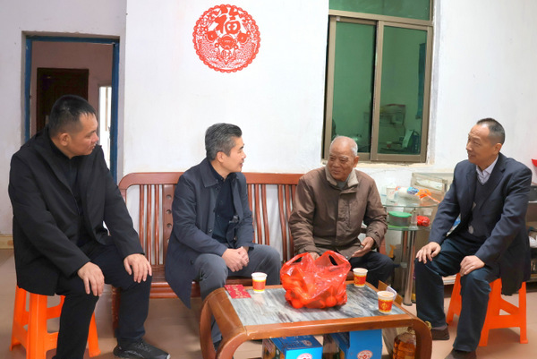 图片:1-1 慰问老党员邱广权(右二)
