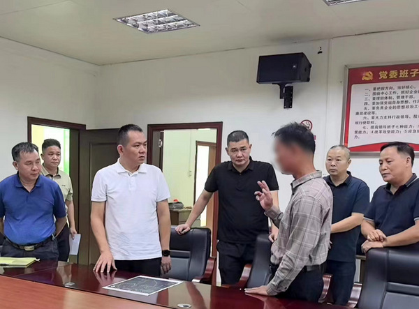 图片:1-1 在长山农场督导被占地收回工作