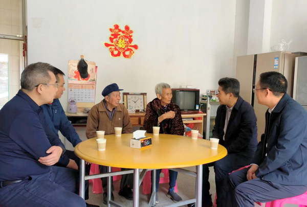 图片:1-慰问省劳模钟应英(右三)