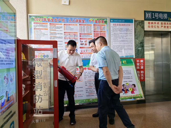 图片:3 黄香武、欧阳帅在湛江农垦第二医院开展安全生产检查
