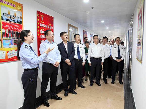 图片:参观学习市公安局指挥中心党建文化长廊